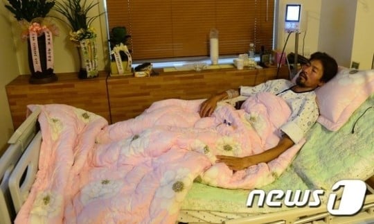 수사권과 기소권이 보장된 세월호 특별법 제정을 촉구하며 단식 중인 '유민아빠' 김영오씨가 지난 25일 서울 동대문구 서울시립동부병원 병실에서 43일째 단식을 이어가고 있다. /사진=뉴스1