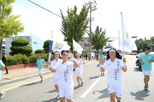 익산 지역 성화 봉송 모습. /사진=인천AG조직위 제공