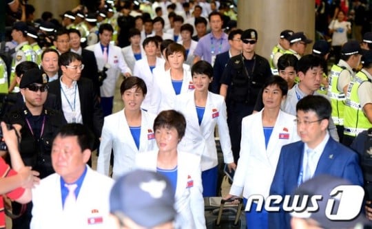 2014 인천아시아경기대회에 출전하는 북한 선수단 중 선발대에 해당하는 선수단이 11일 오후 인천국제공항을 통해 입국해 입국장을 빠져나가고 있다. /사진=뉴스1