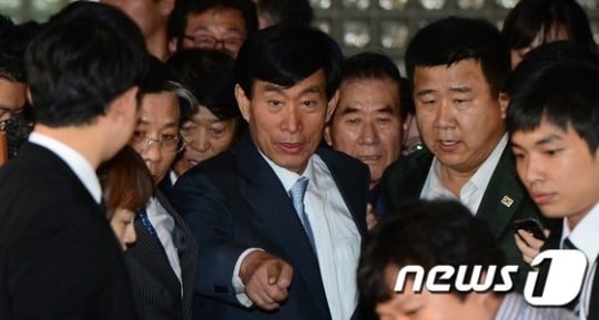 인터넷 댓글 등을 통한 국가정보원의 대선 개입 혐의로 재판에 넘겨진 원세훈 전 국정원장(가운데)이 11일 오후 서울 서초동 서울중앙지법에서 열린 1심 선고공판에 출석한 후 법정을 나서고 있다. /사진=뉴스1