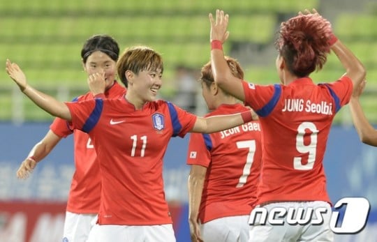박희영(11번)이 두 번째 골을 넣은 뒤 팀 동료들과 함께 기쁨을 나누고 있다. /사진=뉴스1