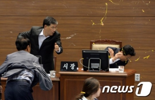 지난 16일 김성일 창원시의원이 안상수 창원시장에게 계란을 투척하는 일이 벌어졌다. /사진=뉴스1(경남신문제공)