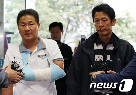 대리운전 기사와 말리던 시민 2명을 폭행한 혐의를 받고 있는 김병권 세월호 가족대책위 전 위원장과 김형기 전 수석부위원장 등 유가족들이 19일 오후 서울 영등포경찰서로 조사를 받기 위해 출석하고 있다. /사진=뉴스1