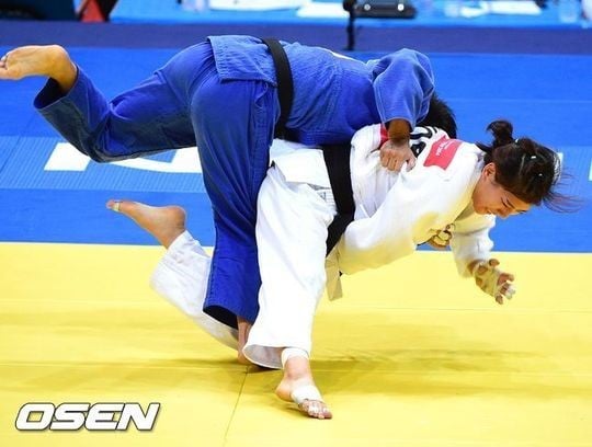 정은정(흰색). /사진=OSEN