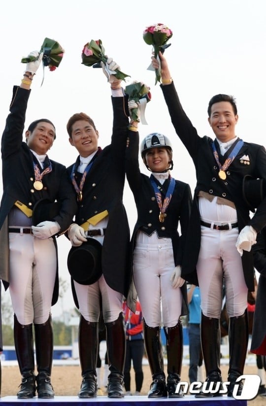 2014 인천아시아경기대회 승마 마장마술 단체전에서 대회 5연패를 달성한 대한민국 김균섭(왼쪽부터), 황영식, 정유연, 김동선이 20일 오후 인천 서구 백석동 드림파크승마장에서 수상대에 올라 관중들의 환호에 화답하고 있다. /사진=뉴스1