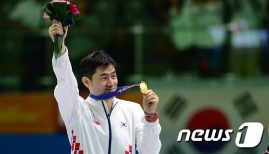남자 에페 종목에서 우승을 차지한 정진선이 금메달을 들어 보이고 있다. /사진=뉴스1