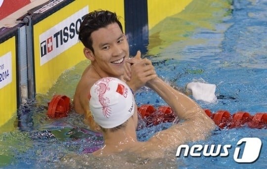 박태환과 쑨양이 역영을 펼친 후 손을 맞잡았다. /사진=뉴스1