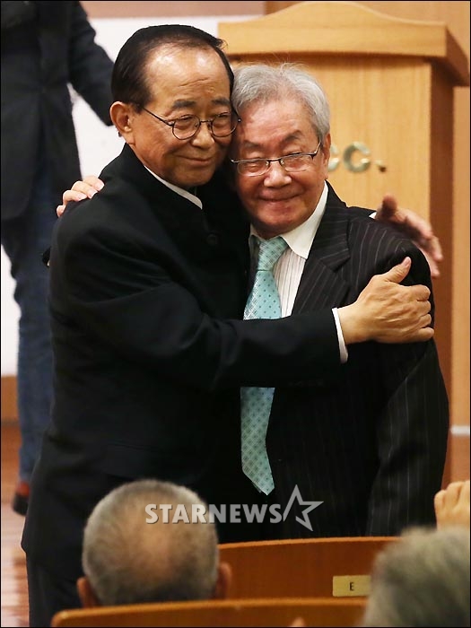 대중음악평론가 이백천이 23일 오후 서울 영등포구 TCC아트센터에서 열린 '이백천의 음악여행' 출판기념회에서 연예부기자 1호 정홍택(왼쪽)과 포옹을 나누고 있다. / 사진=홍봉진 기자