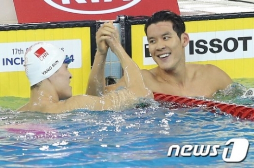 자유형 200m 경기 이후 손을 맞잡은 박태환과 쑨양. /사진=뉴스1