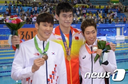자유형 400m 시상식 이후 포즈를 취한 박태환-쑨양-하기노 고스케. /사진=뉴스1