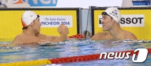 자유형 100m 경기를 마친 후 박태환과 악수를 나누는 닝저타오. 닝저타오는 쑨양보다 2살 어리다. 하지만 이번 대회에서 4관왕에 올랐다. /사진=뉴스1