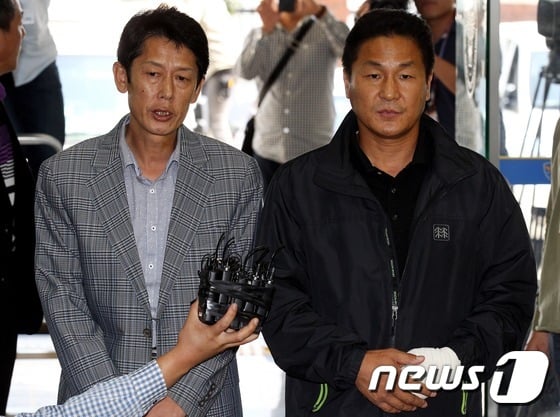 대리운전 기사와 말리던 시민 2명을 폭행한 혐의를 받고 있는 김병권 세월호 가족대책위 전 위원장(오른쪽)과 김형기 전 수석부위원장./사진=뉴스1