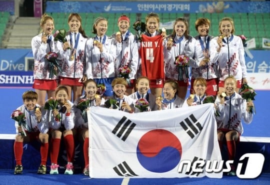 한국 여자 하키 대표팀이 시상식 후 환하게 웃고 있다. /사진=뉴스1