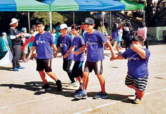 제일초등학교 가을 운동회 모습. 맨 오른쪽에 울고 있는 기국이의 손을 붙잡은 채 나머지 남자 아이들 4명이 다 함께 결승선을 향해 가고 있다. /사진=온라인 커뮤니티 캡쳐