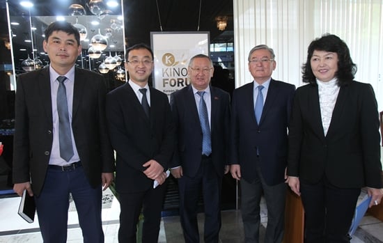 키르기스스탄 수도 비슈케크에 중앙아시아국가 최초의 한국영화전용 시사회장 '키노 포럼' 개관 참석한 키르기스스탄 영화공사 울란 이사베케브 부사장(왼쪽부터), 키노 포험 대표를 겸하고 있는 서울상사 김현수 대표, 카니벡 오스모날리예브 의회 부의장, 아킴벡 타케쇼브 문화부 차관, 줄드스 바카쇼바 국립도서관장/사진제공=서울상사