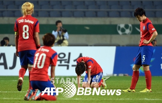 인천아시안게임 4강전 남북대결서 추가시간 북한의 결승골을 허용하고 낙담하는 여자축구 선수들./사진 AFPBBNews=뉴스1