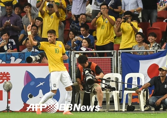 네이마르가 14일 일본전에서 골을 넣은 뒤 세리머니를 펼치고 있다. /AFPBBNews=뉴스1