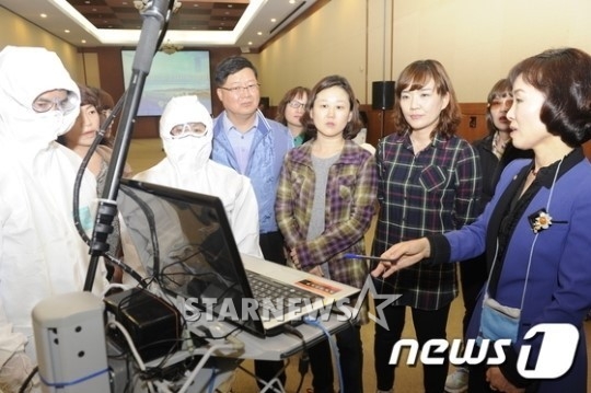 16일 오후 2시30분부터 국제전기통신연합(ITU) 전권회의가 열리는 부산 벡스코에서 질병관리본부와 미래창조과학부, 부산시, 국립김해검역소, 소방본부, 부산 16개 보건소 등 80여명 관계자들이 참석한 가운데 에볼라 바이러스를 예방하기 위한 ‘열감지기’ 시험행사 모습. /사진=News1