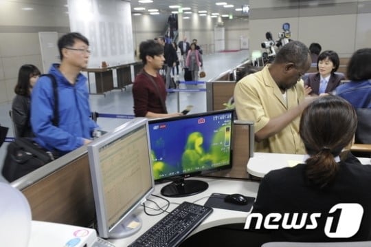 부산에서 개최되는 국제전기통신엽합(ITU)전권회의에 에볼라 바이러스 감염국 인사들이 대거 참석할 예정으로 에볼라 차단에 비상이 걸린 가운데 18일 김해국제공항에 에볼라 바이러스 발열 감지기 6대가 설치,입국하는 외국인들을 대상으로 검사하고 있다. /사진=뉴스1