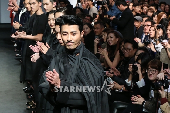 배우 차승원이 지난 17일 서울 중구 동대문디자인플라자에서 열린 '2015 S/S 서울패션위크' 디자이너 송지오 콜렉션을 마치고 박수를 치고 있다. /사진=이기범 기자