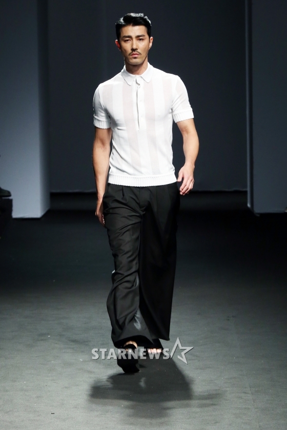 배우 차승원이 17일 서울 중구 동대문디자인플라자에서 열린 '2015 S/S 서울패션위크' 디자이너 송지오 콜렉션에서 런웨이를 걷고 있다. /사진=이기범 기자