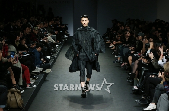 배우 차승원이 17일 서울 중구 동대문디자인플라자에서 열린 '2015 S/S 서울패션위크' 디자이너 송지오 콜렉션에서 런웨이를 걷고 있다. /사진=이기범 기자