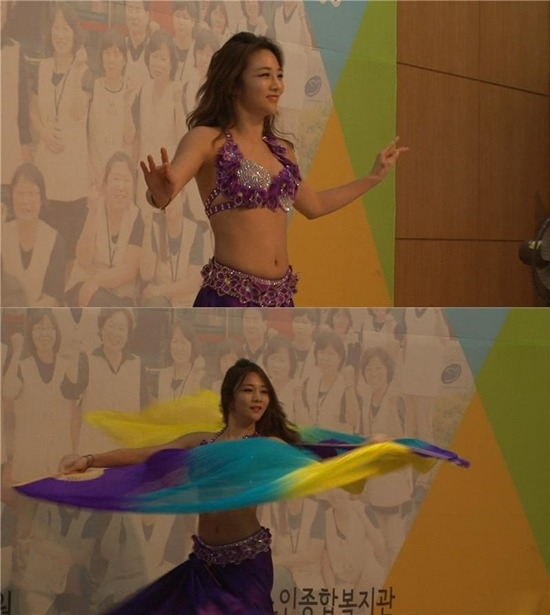 KBS 2TV '인간의 조건'에서 벨리댄스를 추고 있는 정다은 아나운서 /사진=화면캡처
