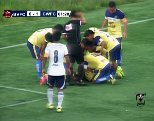 인도의 한 축구 선수가 공중제비를 세리머니를 펼치다가 착지에 실패하며 사망했다. 사고 당시 모습. /사진=인도 미조람 프리미어리그 공식 유튜브 채널 영상 캡쳐