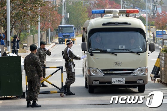 '윤일병 사망 사건'의 가해자들이 탄 버스가 제3군사령부 보통군사법원으로 향하고 있다./ 사진=뉴스1
