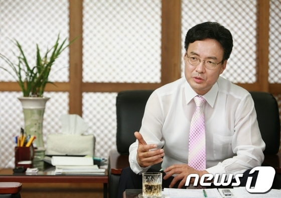 뇌물수수 혐의로 검찰의 압수수색을 받은 이종철 인천경제자유구역청장이 손목을 그어 자해했다./사진=뉴스1
