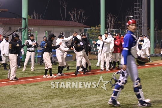 조마조마의 정진우(가운데)가 5회 투런 홈런을 때려낸 뒤 팀 동료의 축하 인사를 받고 있다. /사진=김우종 기자