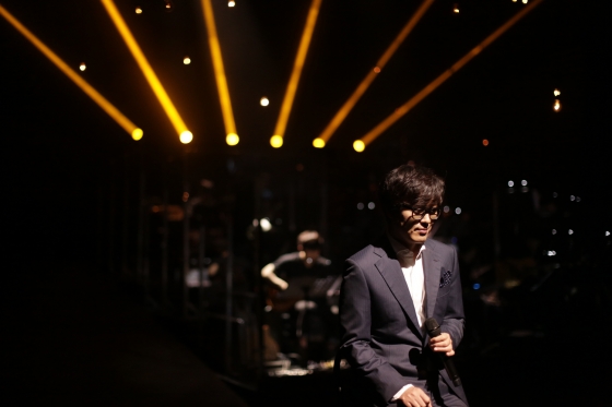 김동률이 2014 김동률 전국 투어 콘서트 '동행' 부산 공연에서 노래를 부르고 있다. /사진제공=뮤직팜