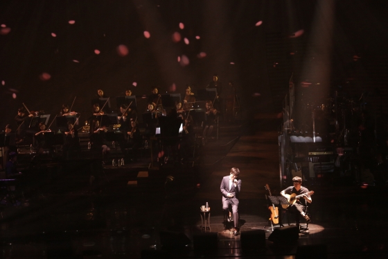 김동률이 2014 김동률 전국 투어 콘서트 '동행' 부산 공연에서 노래를 부르고 있다. /사진제공=뮤직팜