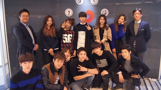 전승휘 예당 엔터테인먼트 대표(왼쪽 끝), 걸그룹 EXID(위), 보이그룹 씨클라운(아래), 정규호 소니뮤직 엔터테인먼트 코리아 대표(오른쪽 끝)/사진제공=소니뮤직 엔터테인먼트 코리아