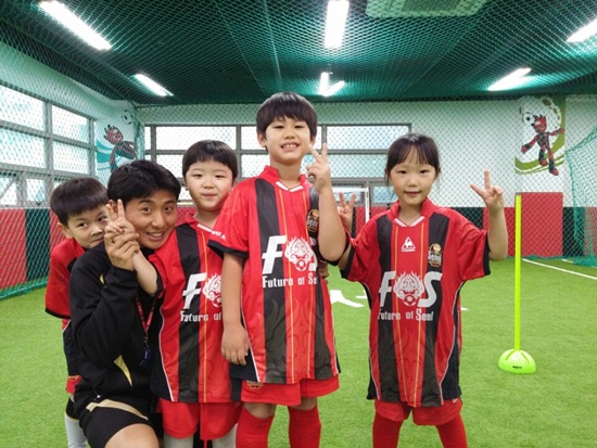 FC서울의 다문화 가정 축구 지원 사업에 참여하고 있는 어린이들. /사진=FC서울 제공