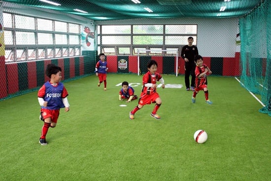 FC서울의 다문화 가정 축구 지원 사업에 참여하고 있는 어린이들. /사진=FC서울 제공