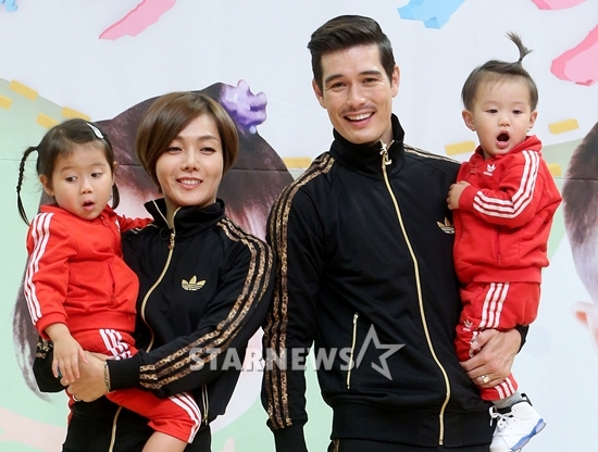 방송인 리키김과 뮤지컬 배우 류승주, 딸 태린 양과 태오 군/사진=최부석 기자