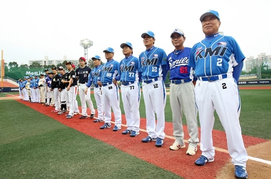 지난 8월 목동구장에서 열린 프로야구 은퇴 선수들과 연예인 야구단 경기 전 모습. /사진=한스타 제공