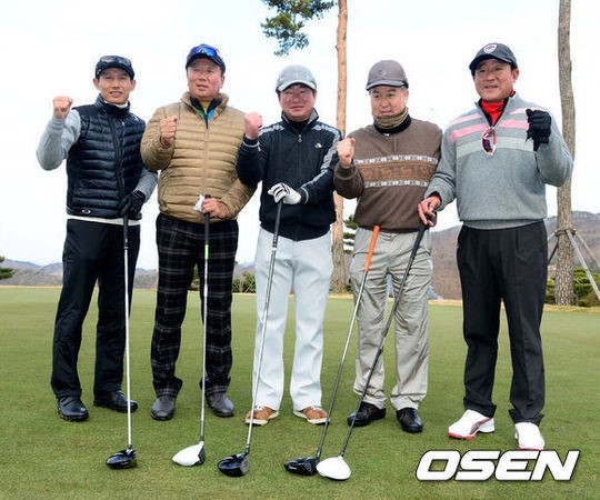 지난 2013년 12월 열린 야구인 골프대회에 참가한 프로야구 각 구단 감독들의 모습. (왼쪽부터)넥센 염경엽 감독, 前 KIA 선동렬 감독, 삼성 류중일 감독, NC 김경문 감독, 現 KIA 김기태 감독. /사진=OSEN