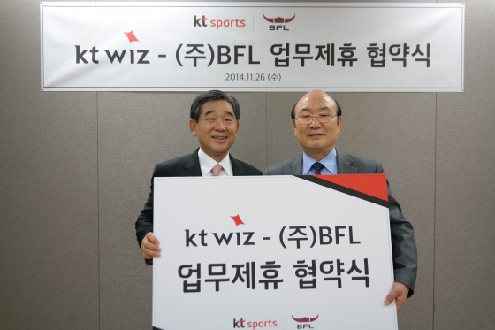 kt sports 김영수 사장(좌측)과 ㈜BFL 곽종갑 회장(우측)이 협약 체결 후 기념촬영을 하고 있다. /사진=kt 위즈