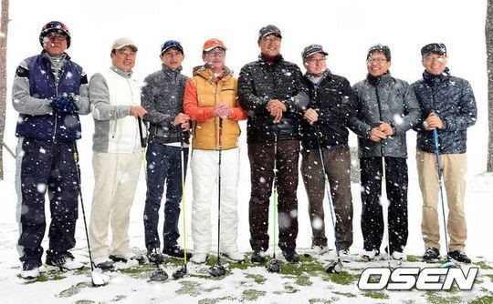 1일 '제33회 야구인 골프대회'를 앞두고 KIA 김기태, 두산 김태형, 넥센 염경엽, 삼성 류중일, SK 김용희, NC 김경문, LG 양상문, 롯데 이종운 감독이 기념 촬영을 하고 있다. /사진=OSEN