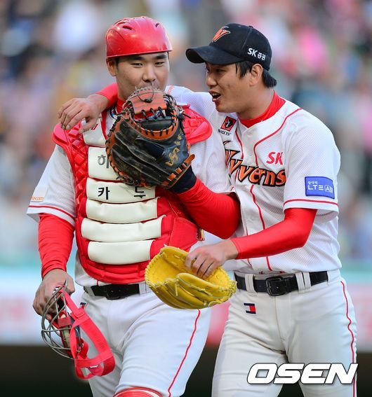 SK 포수 이재원(왼쪽)과 투수 김광현(오른쪽) /사진=OSEN