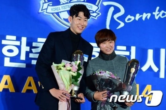 2014 대한축구협회 시상식에서 올해의 선수상을 수상한 손흥민과 지소연. /사진=뉴스1