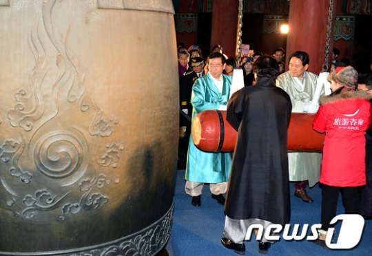 박원순 서울시장(왼쪽)이 지난해 보신각에서 제야의 종을 타종하는 모습./ 사진=뉴스1