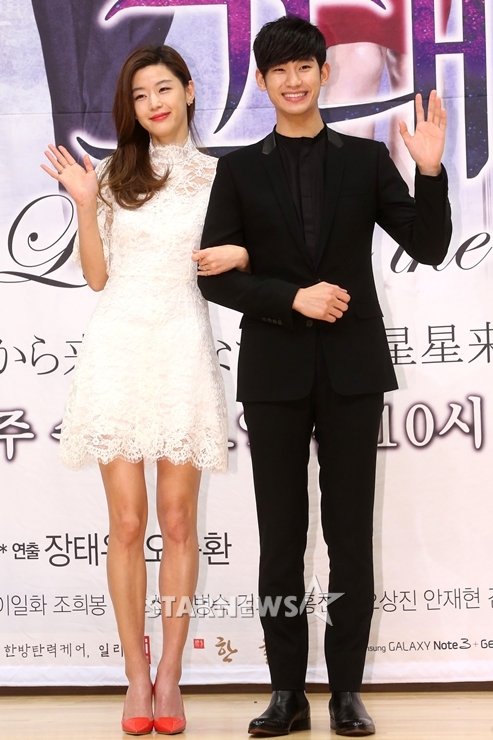 배우 전지현(좌), 김수현/사진=이기범 기자