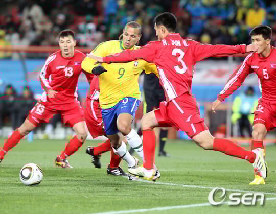 북한 축구대표팀(붉은색). /사진=OSEN
