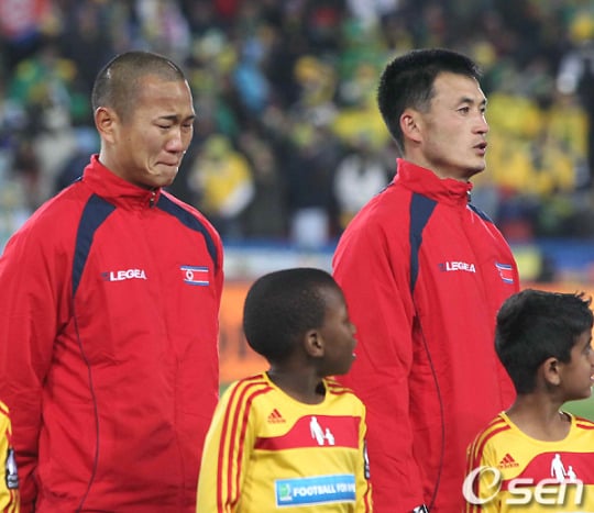 지난 2010 남아공월드컵 출전 당시 북한 축구의 에이스 정대세(왼쪽). /사진=OSEN