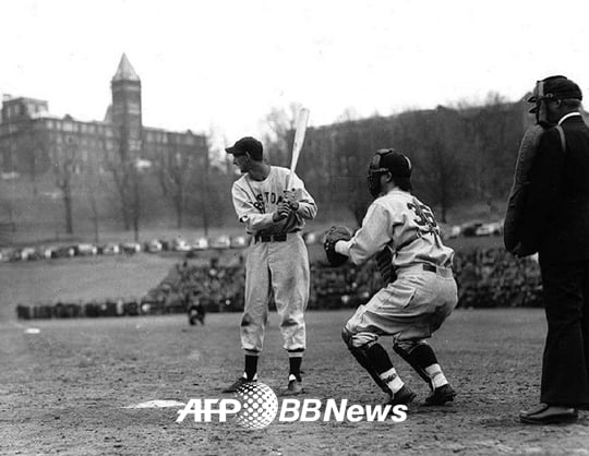 1939년 '20세기 최후의 4할타자' 테드 윌리엄스의 모습. 테드 윌리엄스는 1939년부터 1960년까지 줄곧 보스턴 레드삭스에서 활약했다. 통산 타율 0.344(역대 6위)와 출루율 0.482(역대 1위), 2019볼넷(역대 3위), 장타율 0.634(역대2위), 521홈런(역대 11위)을 기록했다. 1966년 93.38%의 득표율로 명예의 전당에 헌액됐다. 2002년 7월 미국 플로리다주의 한 병원에서 향년 84세의 나이로 숨을 거뒀다. /AFPBBNews=뉴스1