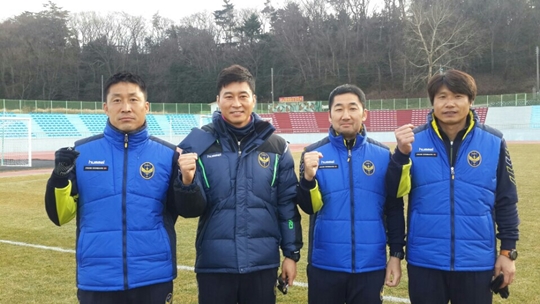 (왼쪽부터) 이기형 수석코치와 김도훈 감독, 김성일 코치, 김이섭 골키퍼 코치. /사진=인천 유나이티드 제공