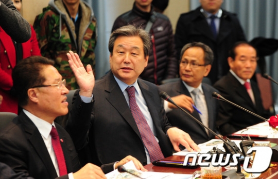 김무성 새누리당 대표가 연말정산 논란에 대해 최경환 경제부총리의 실수를 지적했다. /사진=뉴스1